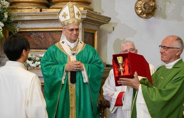 Papież podarował polskiemu księdzu kielich i patenę