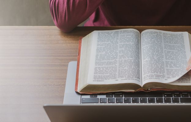 Pierwszy raz Biblia w wersji cyfrowej częściej kupowana niż w druku