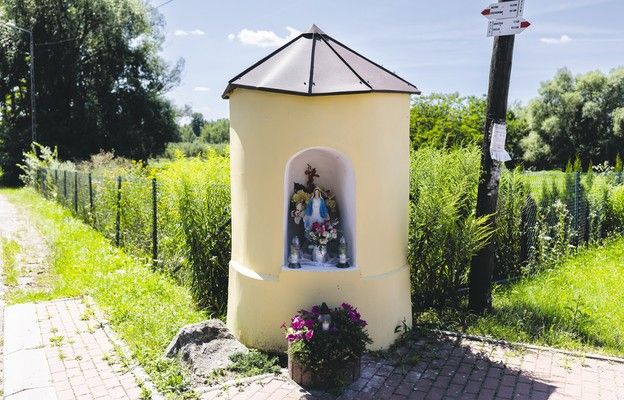 Francuska młodzież podczas wakacji odnawia klasztory i kaplice, pogłębiając przy tym wiarę