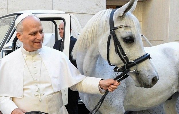 Leon XIV na białym koniu w Castel Gandolfo? Nie byłby pierwszym papieżem