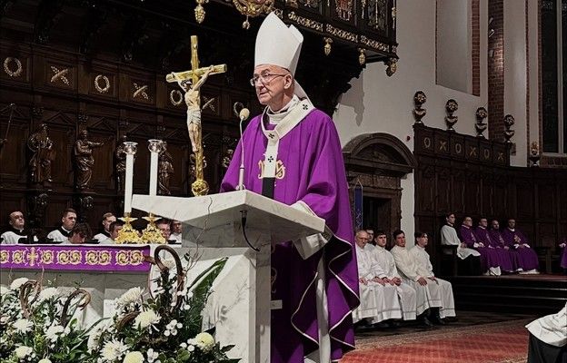 Abp Galbas: Nigdy nie pytaj, komu grają Requiem. Grają je tobie