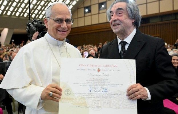 Riccardo Muti laureatem tegorocznej edycji „Nagrody Ratzingera”, otrzymał nagrodę z rąk Leona XIV + ZDJĘCIA