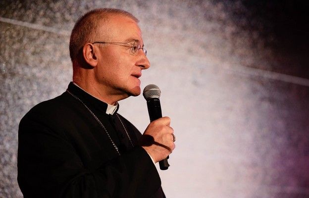 Kościół, który nie odwraca wzroku - poruszające słowa bp. Artura Ważnego do skrzywdzonych i poszukujących
