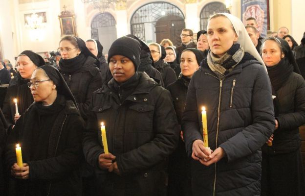 Bp Kiciński w Liście na Dzień Życia Konsekrowanego: Potrzeba nam przewodników na drodze wiary