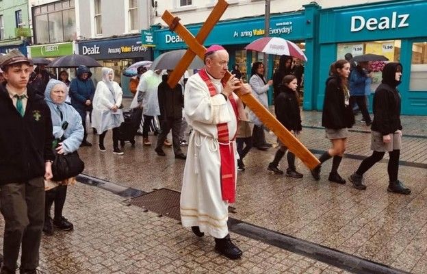"Musimy wynieść Chrystusa na ulicę. On nie chce pozostać tylko w tabernakulum".  W zeszłym tygodniu biskup posypywał głowy popiołem na ulicach miasta