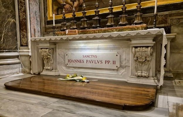 Polacy przy grobie św. Jana Pawła II modlili się o pokój na świecie