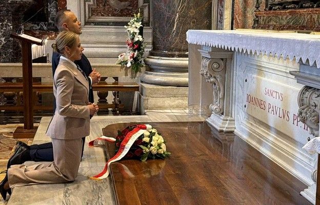 Prezydent Nawrocki modlił się przy grobie Jana Pawła II + ZDJĘCIE
