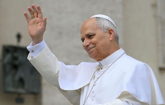 Papież Leon XIV wykonał popularny wśród młodych gest „6-7” + NAGRANIE