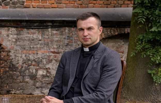 „Z Bogiem jest łatwiej” – rozmowa z ks. Sebastianem Picurem