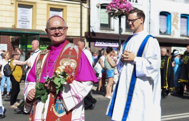Abp Przybylski w Piekarach Śląskich: świat potrzebuje mądrze pokornych kobiet