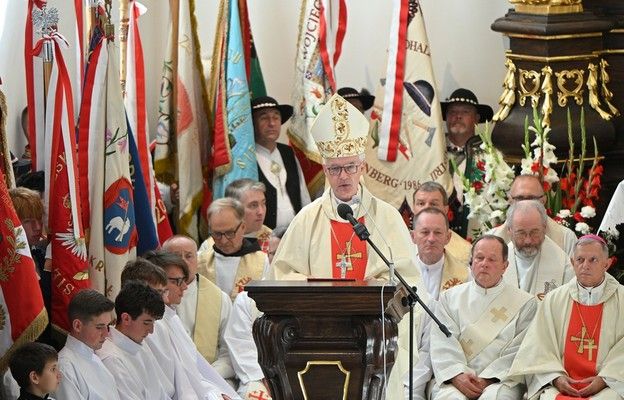 Bp Lechowicz: broń wymierzona w Boga uderza w człowieka
