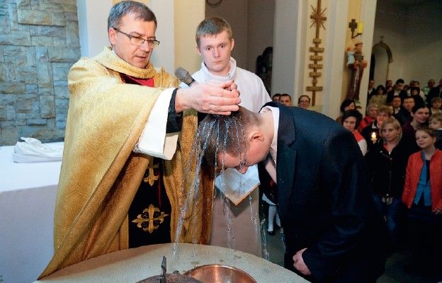 Watykan potwierdza wzrost liczby chrztów dorosłych we Francji