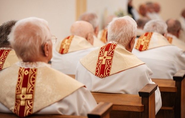 Rośnie liczba katolików i księży na świecie, ubywa zakonnic i kleryków