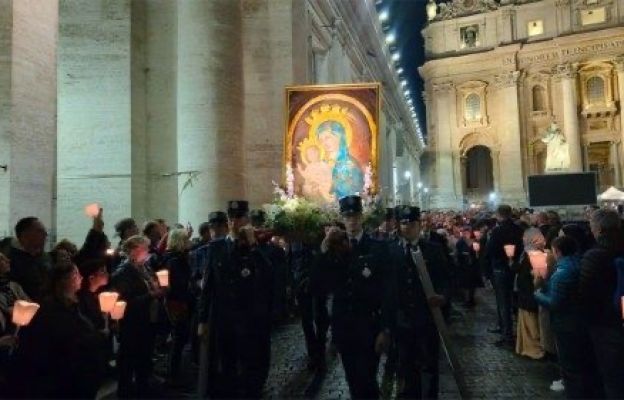 Ze świecami i różańcem za papieża i o pokój